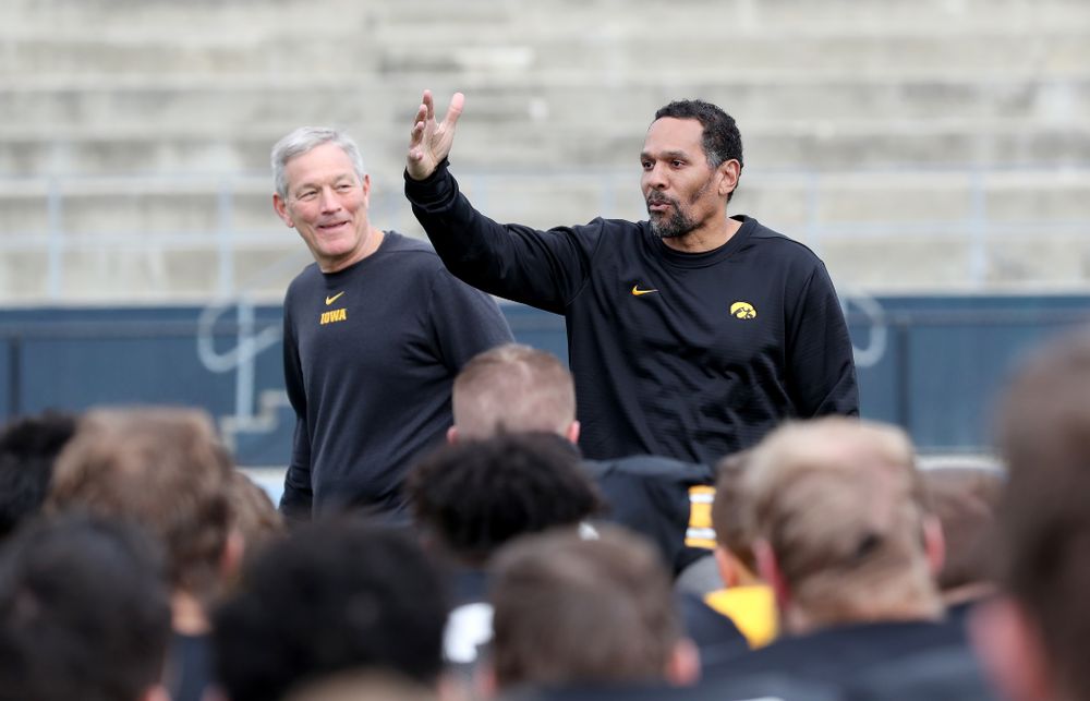 Former Hawkeye Football player Quinn Early speaks to the team during Holiday Bowl Practice No. 3 Tuesday, December 24, 2019 at San Diego Mesa College. (Brian Ray/hawkeyesports.com)