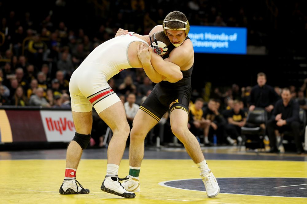 Iowa’s Abe Assad wrestles Ohio State’s Rockey Jordan at 184 pounds Friday, January 24, 2020 at Carver-Hawkeye Arena. Assad won the match 3-1. (Brian Ray/hawkeyesports.com)