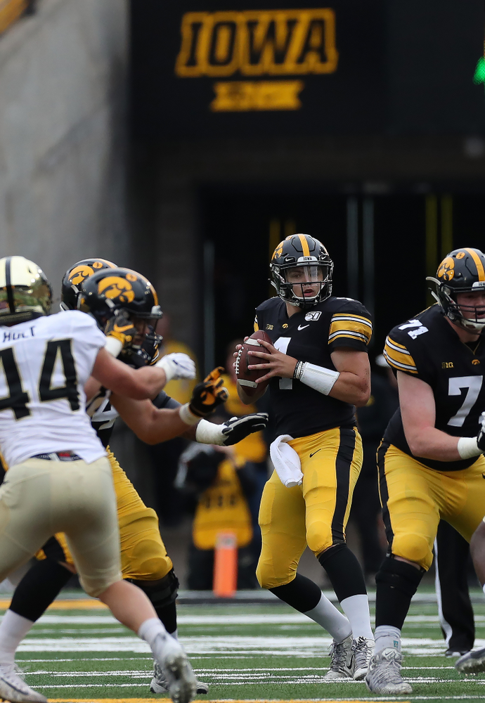Iowa Hawkeyes quarterback Nate Stanley (4) against the Purdue Boilermakers Saturday, October 19, 2019 at Kinnick Stadium. (Brian Ray/hawkeyesports.com)