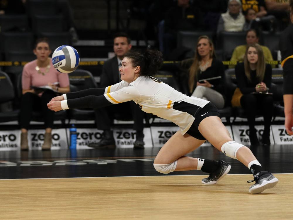 Iowa Hawkeyes defensive specialist Halle Johnston (4) against the Ohio State Buckeyes Saturday, November 24, 2018 at Carver-Hawkeye Arena. (Brian Ray/hawkeyesports.com)