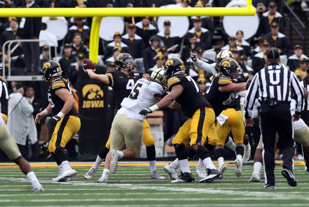 Iowa Hawkeyes quarterback Nate Stanley (4) against the Purdue Boilermakers Saturday, October 19, 2019 at Kinnick Stadium. (Brian Ray/hawkeyesports.com)
