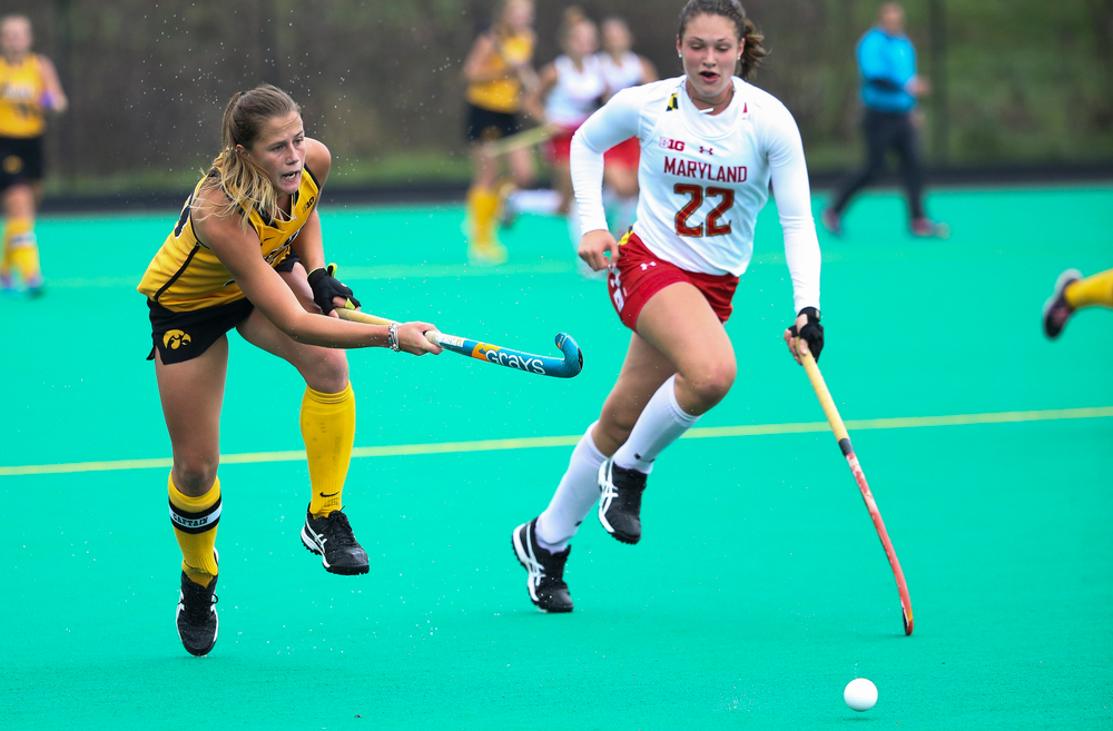 Iowa Hawkeyes midfielder Sophie Sunderland (20) passes the ball during a game against Maryland at Grant Field on October 14, 2018. (Tork Mason/hawkeyesports.com)