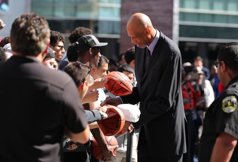 Kareem Abdul Jabar signs autographs on the red carpet before the ESPN College Basketball Awards show Friday, April 12, 2019 at The Novo at LA Live. (Brian Ray/hawkeyesports.com)