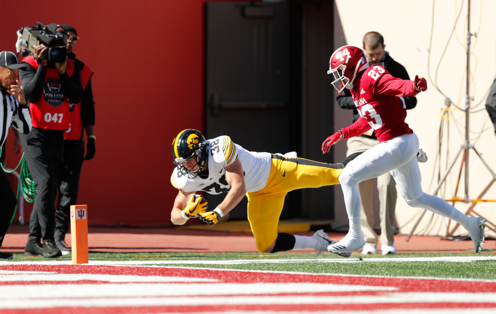Iowa Hawkeyes tight end T.J. Hockenson (38) against the Indiana Hoosiers Saturday, October 13, 2018 at Memorial Stadium, in Bloomington, Ind. (Brian Ray/hawkeyesports.com)