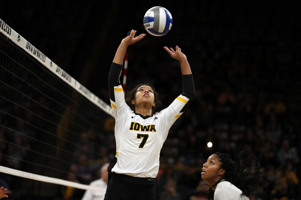 Iowa Hawkeyes setter Gabrielle Orr (7) against the Ohio State Buckeyes Saturday, November 24, 2018 at Carver-Hawkeye Arena. (Brian Ray/hawkeyesports.com)