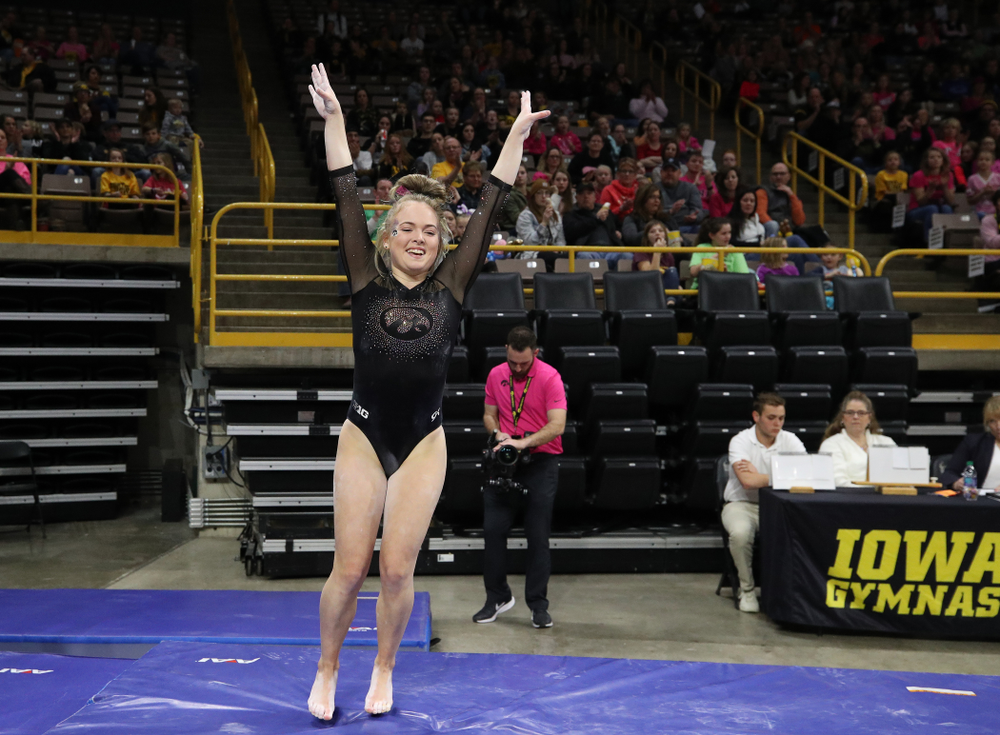Iowa's Charlotte Sullivan competes on the vault against the Minnesota Golden Gophers Saturday, January 19, 2019 at Carver-Hawkeye Arena. (Brian Ray/hawkeyesports.com)