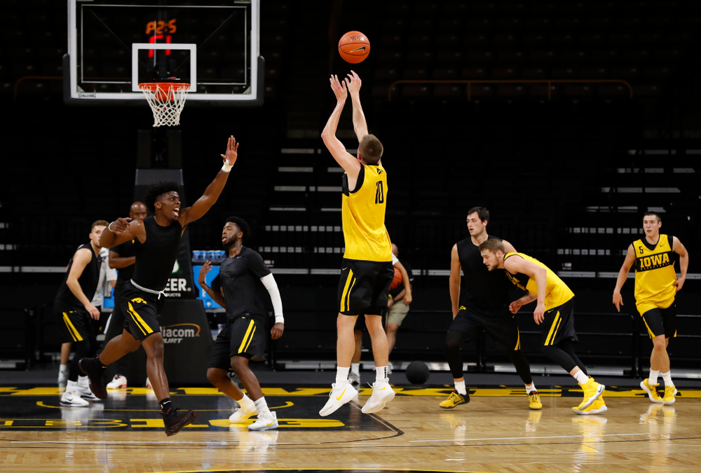 Iowa Hawkeyes guard Joe Wieskamp (10) knocks down a three pointer during the first practice of the season Monday, October 1, 2018 at Carver-Hawkeye Arena. (Brian Ray/hawkeyesports.com)