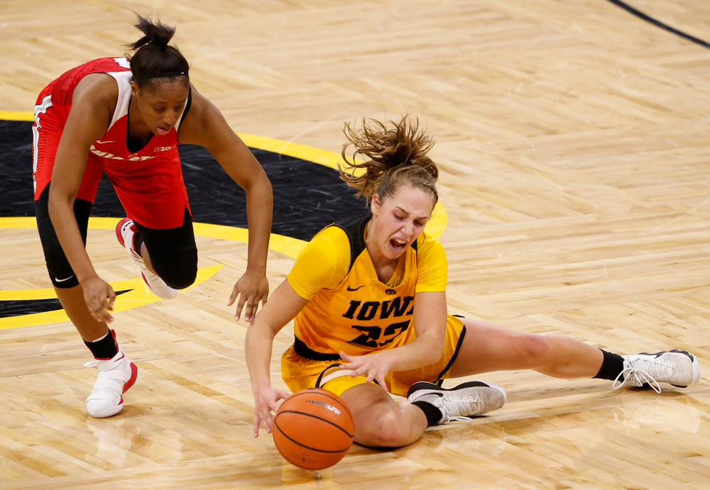 Iowa Hawkeyes guard Kathleen Doyle (22) corralls a loose ball during a game against the Ohio State Buckeyes at Carver-Hawkeye Arena on January 25, 2018. (Tork Mason/hawkeyesports.com)