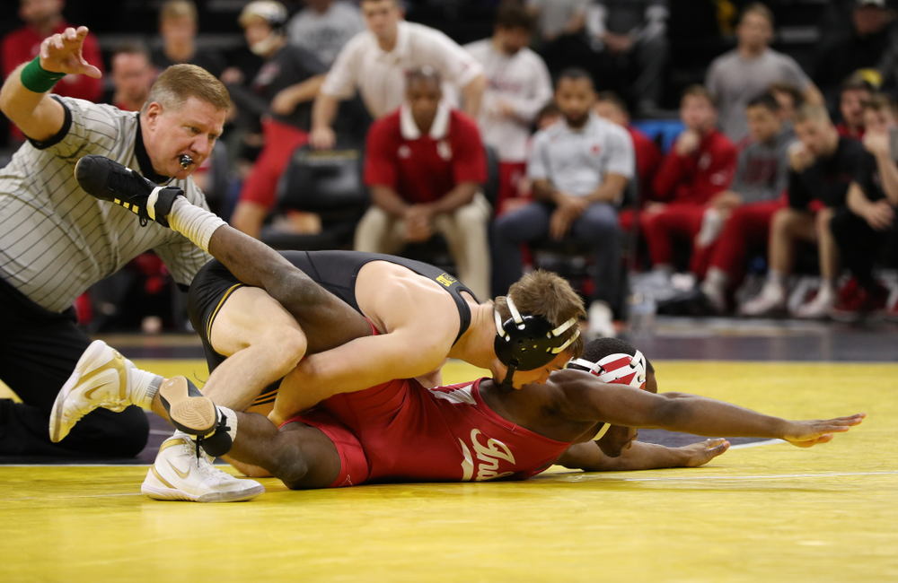 Iowa's Spencer Lee wrestles Indiana's Elijah Oliver at 125 pounds Friday, February 15, 2019 at Carver-Hawkeye Arena. (Brian Ray/hawkeyesports.com)
