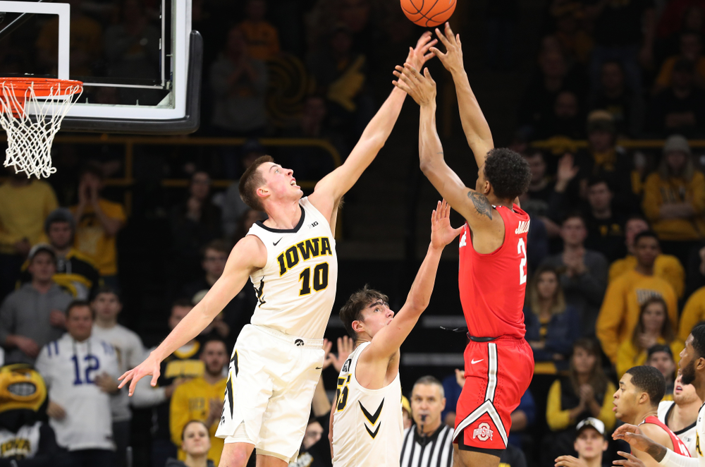 Iowa Hawkeyes guard Joe Wieskamp (10) against the Ohio State Buckeyes Saturday, January 12, 2019 at Carver-Hawkeye Arena. (Brian Ray/hawkeyesports.com)