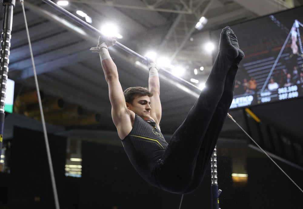 Iowa's Mitch Mandozzi competes on the high bar against the Ohio State Buckeyes Saturday, March 16, 2019 at Carver-Hawkeye Arena. (Brian Ray/hawkeyesports.com)