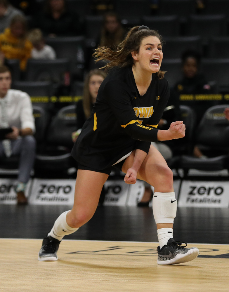 Iowa Hawkeyes defensive specialist Molly Kelly (1) against the Ohio State Buckeyes Saturday, November 24, 2018 at Carver-Hawkeye Arena. (Brian Ray/hawkeyesports.com)