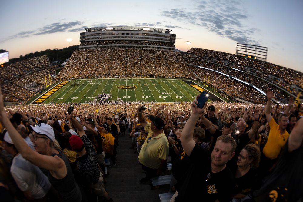 Fans wave to the Stead Family Children's Hospital during the Iowa Hawkeyes game against the Northern Iowa Panthers Saturday, September 15, 2018 at Kinnick Stadium. (Brian Ray/hawkeyesports.com)