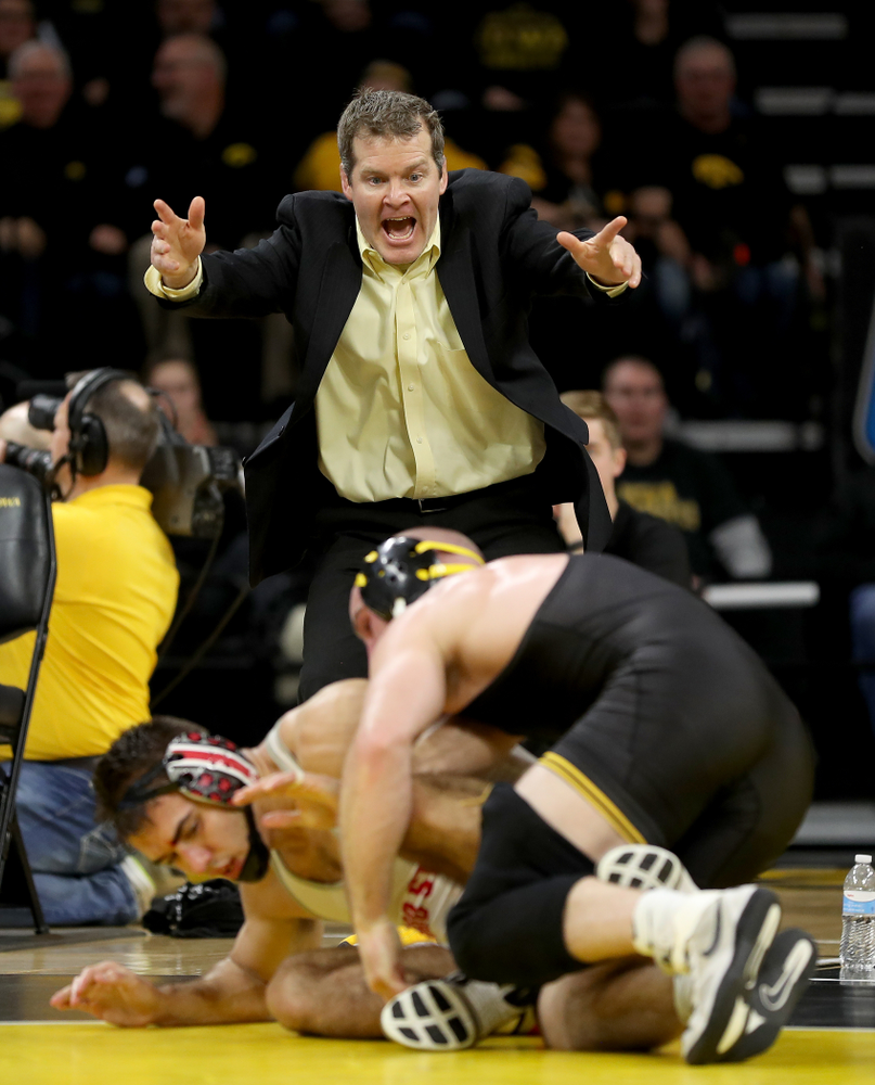 Iowa head coach Tom Brands yells to Alex Marinelli as he wrestles Ohio State’s Ethan Smith at 165 pounds Friday, January 24, 2020 at Carver-Hawkeye Arena. Marinelli won the match 14-10. (Brian Ray/hawkeyesports.com)