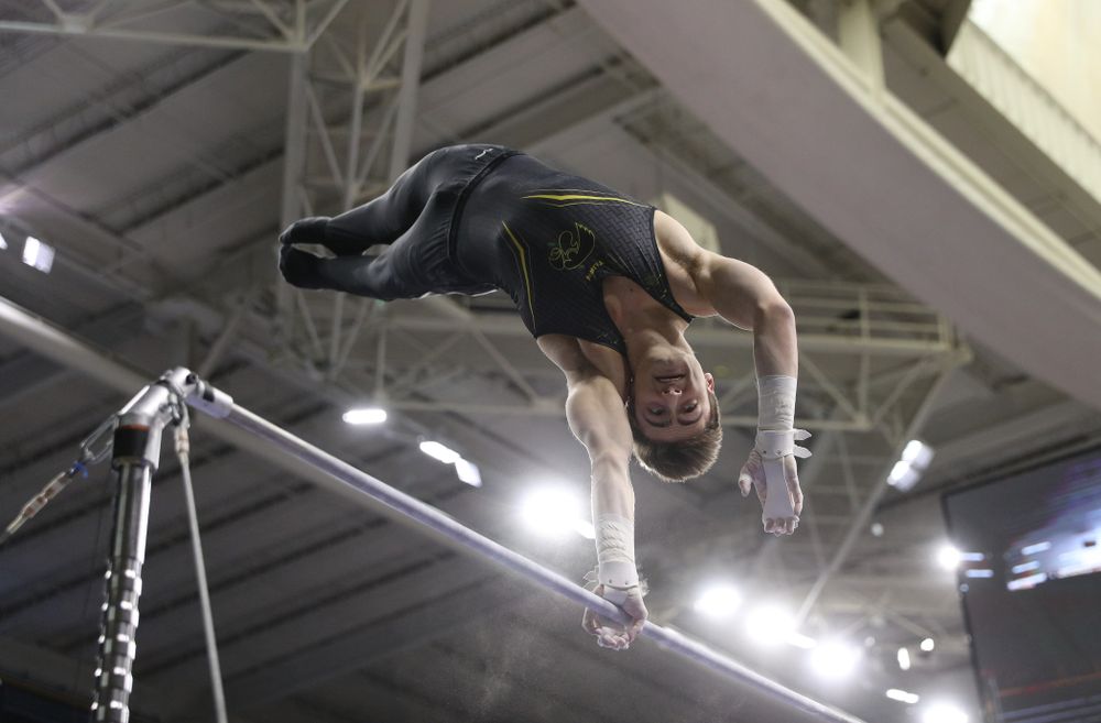 Iowa's Mitch Mandozzi competes on the high bar against the Ohio State Buckeyes Saturday, March 16, 2019 at Carver-Hawkeye Arena. (Brian Ray/hawkeyesports.com)