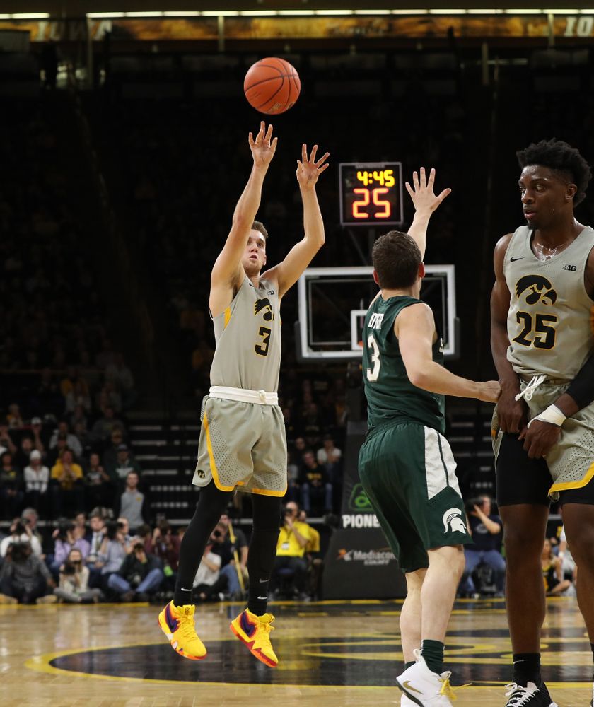 Iowa Hawkeyes guard Jordan Bohannon (3) against the Michigan State Spartans Thursday, January 24, 2019 at Carver-Hawkeye Arena. (Brian Ray/hawkeyesports.com)