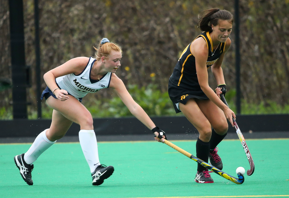 Iowa Hawkeyes defender Isabella Brown (10) dribbles during a game against Michigan at Grant Field on October 5, 2018. (Tork Mason/hawkeyesports.com)