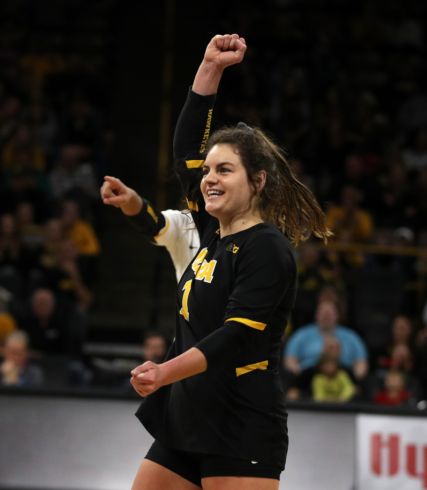 Iowa Hawkeyes defensive specialist Molly Kelly (1) against the Ohio State Buckeyes Saturday, November 24, 2018 at Carver-Hawkeye Arena. (Brian Ray/hawkeyesports.com)
