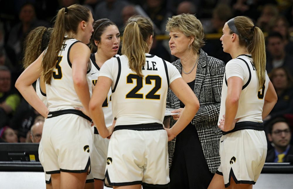 Iowa Hawkeyes head coach Lisa Bluder talks with guard Gabbie Marshall (24), forward Amanda Ollinger (43), guard Mckenna Warnock (14), guard Kathleen Doyle (22), and guard Makenzie Meyer (3) during the third quarter of their game at Carver-Hawkeye Arena in Iowa City on Sunday, January 26, 2020. (Stephen Mally/hawkeyesports.com)