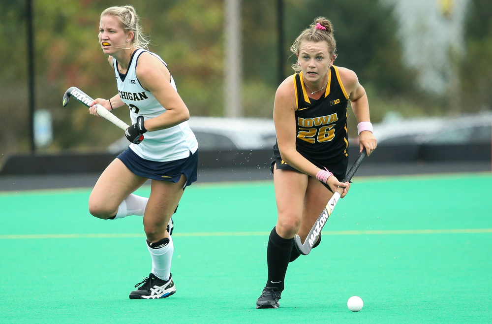 Iowa Hawkeyes forward Madeleine Murphy (26) looks to pass the ball during a game against Michigan at Grant Field on October 5, 2018. (Tork Mason/hawkeyesports.com)