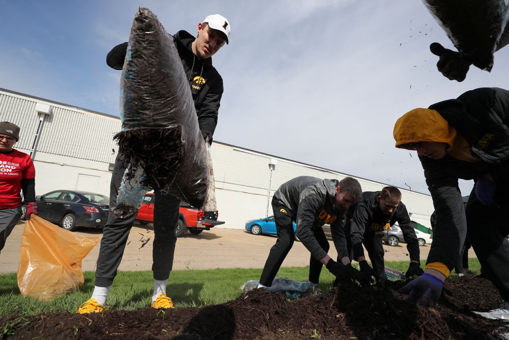 Members fo the Iowa MenÕs Basketball team volunteer with the South District Neighborhood Clean-up during the annual Iowa Athletics Day of Caring Sunday, April 28, 2019 in Iowa City. (Brian Ray/hawkeyesports.com)