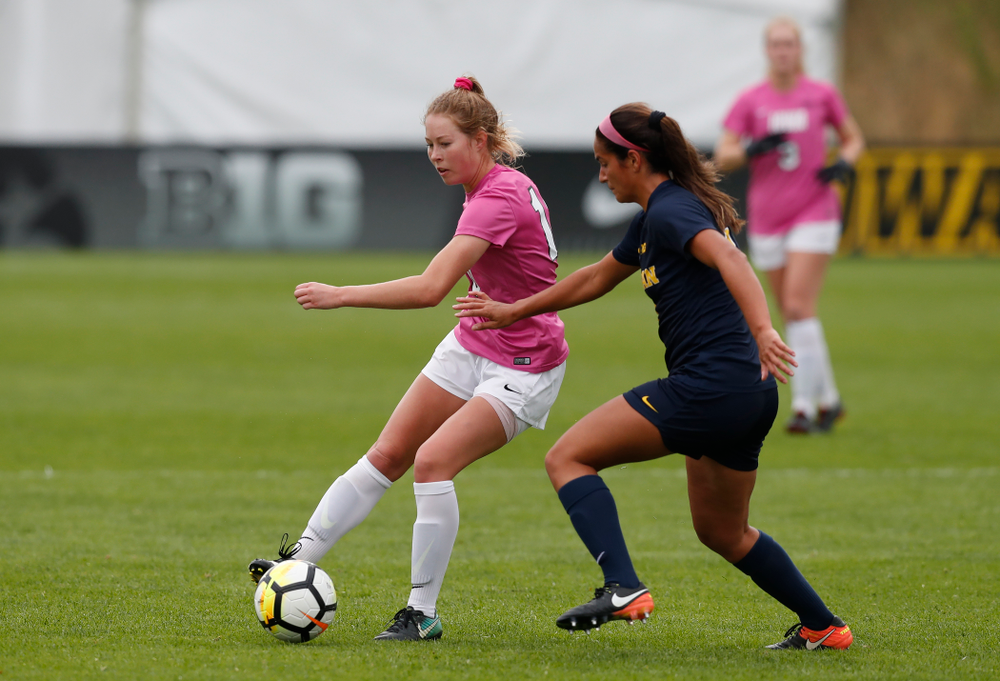 Iowa Hawkeyes Natalie Winters (10) against Michigan Sunday, October 14, 2018 at the Iowa Soccer Complex. (Brian Ray/hawkeyesports.com)