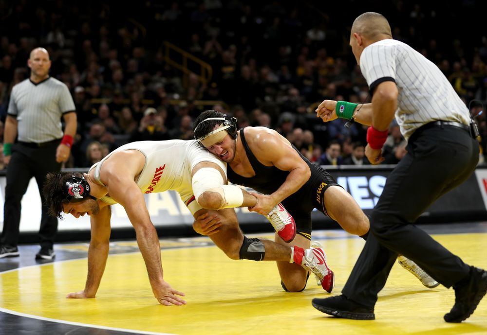 Iowa’s Michael Kemerer wrestles Ohio State’s Kaleb Romero at 174 pounds Friday, January 24, 2020 at Carver-Hawkeye Arena. Kemerer won the match 7-1. (Brian Ray/hawkeyesports.com)