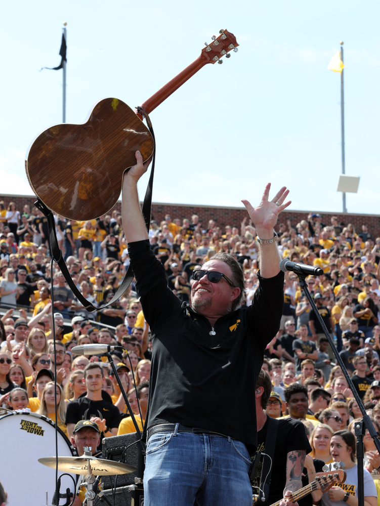 Country artist Pat Green performs ÒWave on WaveÓ at halftime of the Iowa Hawkeyes game against the Rutgers Scarlet Knights Saturday, September 7, 2019 at Kinnick Stadium. (Brian Ray/hawkeyesports.com)