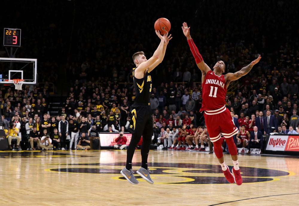 Iowa Hawkeyes guard Jordan Bohannon (3) knocks down a three point basket in overtime against the Indiana Hoosiers Friday, February 22, 2019 at Carver-Hawkeye Arena. (Brian Ray/hawkeyesports.com)