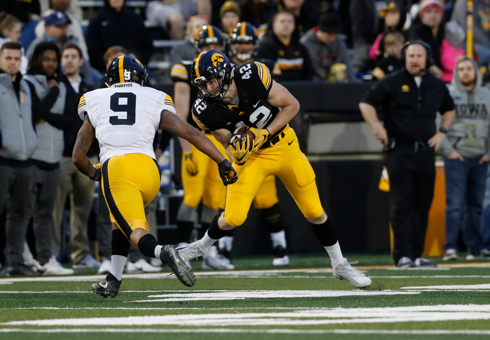 Iowa Hawkeyes tight end Shaun Beyer (42) during the final spring practice Friday, April 20, 2018 at Kinnick Stadium. (Brian Ray/hawkeyesports.com)