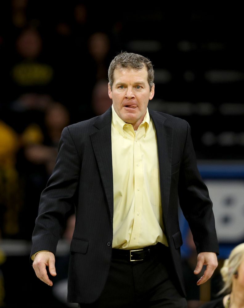 Head Coach Tom Brands works the edge of the mat as Iowa’s Michael Kemerer wrestles Ohio State’s Kaleb Romero at 174 pounds Friday, January 24, 2020 at Carver-Hawkeye Arena. Kemerer won the match 7-1. (Brian Ray/hawkeyesports.com)