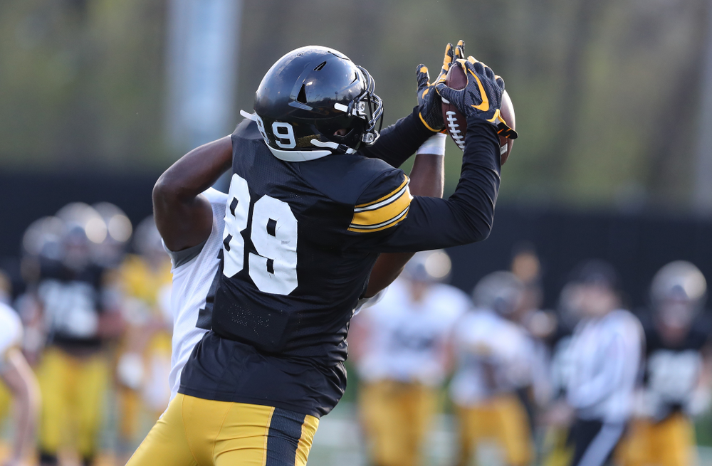 Iowa Hawkeyes wide receiver Nico Ragaini (89) catches a touchdown pass during the teamÕs final spring practice Friday, April 26, 2019 at the Kenyon Football Practice Facility. (Brian Ray/hawkeyesports.com)